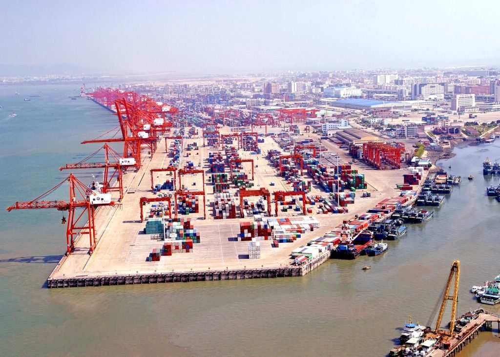 Заторы в портах юга Китая парализуют мировую торговлю
